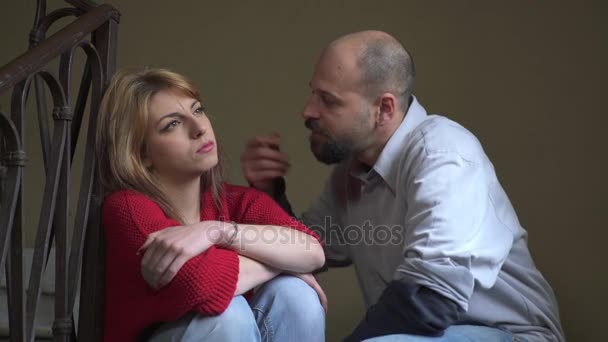 Arg kvinna som sitter på trappan nås av pojkvännen tröstar henne — Stockvideo