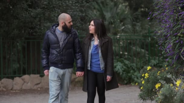 Jeune couple marchant dans le parc et a commencé à se quereller — Video