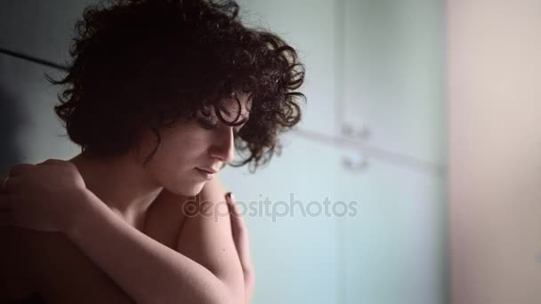 Traurige, nachdenkliche, lockige Frau allein — Stockvideo