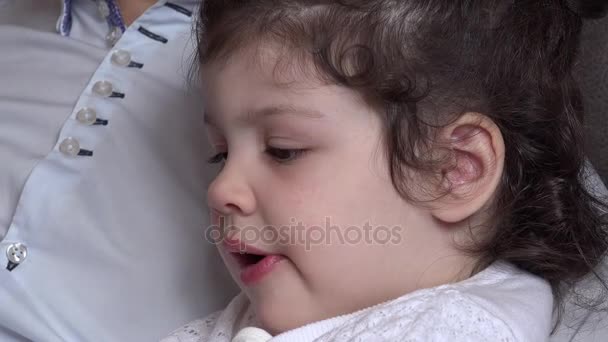 Мила маленька дівчинка їсть свіжу шинку в руках тата — стокове відео