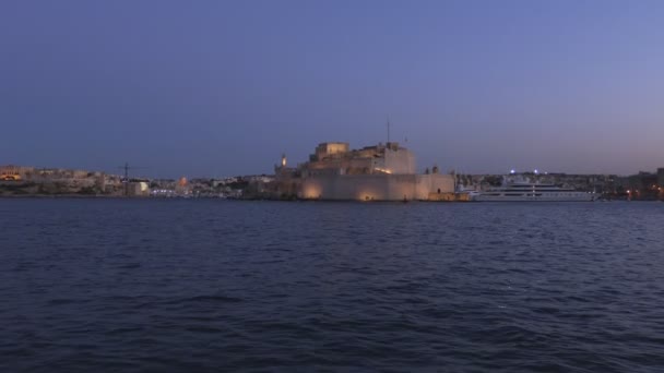 Utsikt över Valletta på eftermiddagen, upplysta staden och det lugna blå havet — Stockvideo