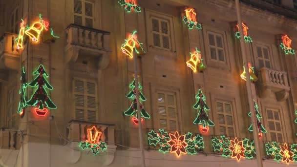 Gebäude von Weihnachtsbeleuchtung erleuchtet — Stockvideo