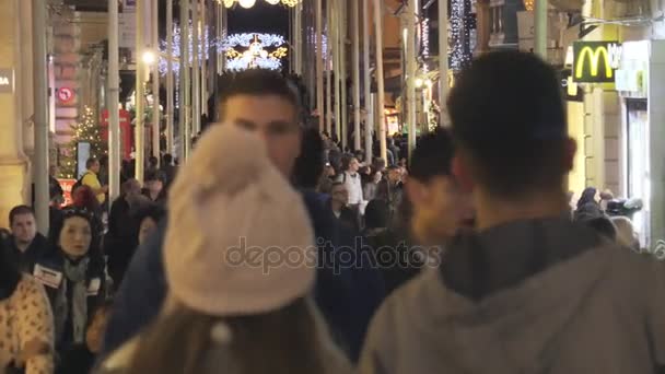 Толпа людей, идущих по большой аллее на Рождество - Валлетта, Мальта 27 декабря 2017 года — стоковое видео