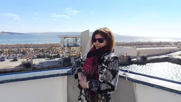 A komp a titokzatos nő jön a port (Málta gozo) — Stock videók