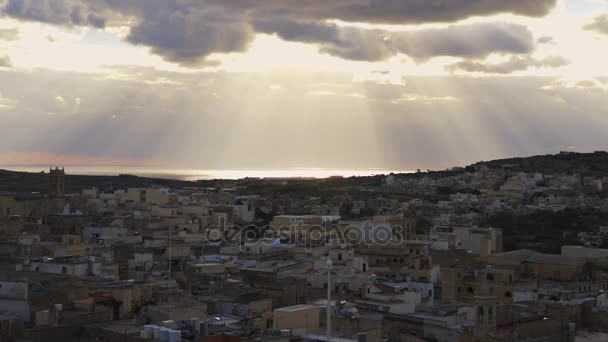 Rayos de sol que salen de las nubes e iluminan la ciudad de La Valeta, Malta — Vídeo de stock