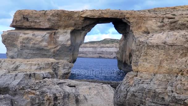 Piękny naturalny łuk skalny w skale, niedaleko morza - The Azure Window, Wyspa Gozo Malta. — Wideo stockowe