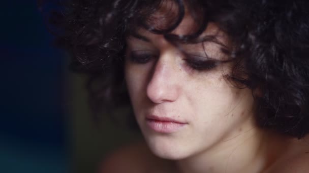 Triste e delusa, bella donna dai capelli scuri che piange, guardando la macchina fotografica — Video Stock