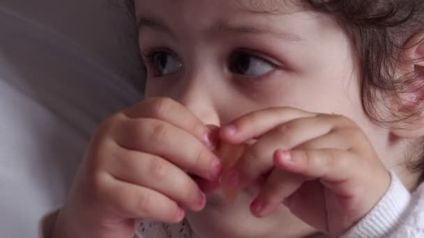 Bambina occhi neri mangiare un pezzo di prosciutto — Video Stock