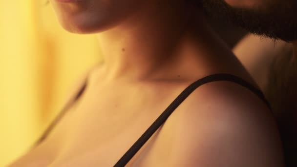 Sex mezi milenci: horké, sladké a smyslné doteky mezi partnery — Stock video