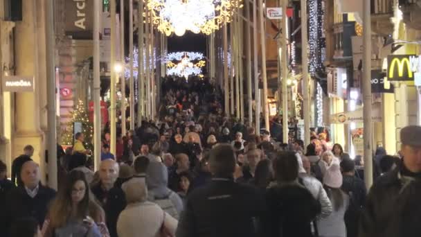 Valletta, Malta-menigte van wandelende mensen in de straten van de stad — Stockvideo