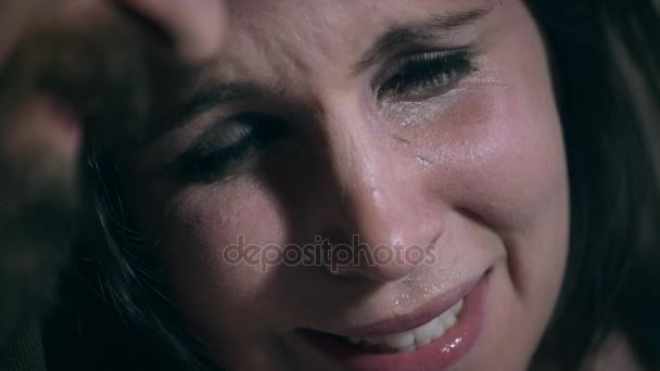 Cara de mujer llorando en el hombro de la pareja — Vídeo de stock