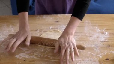 Taze makarna üzerinde oklava ile kadın el