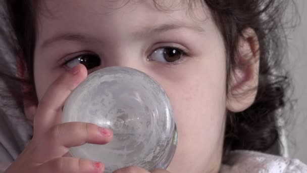 Douce petite fille boit de l'eau d'une bouteille — Video