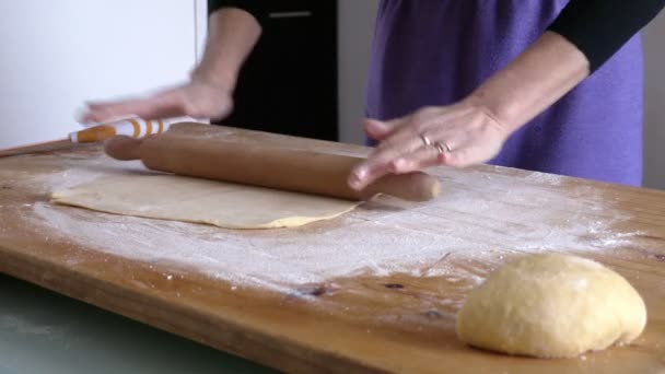 Italian woman rolling pin on fresh pasta — Stock Video