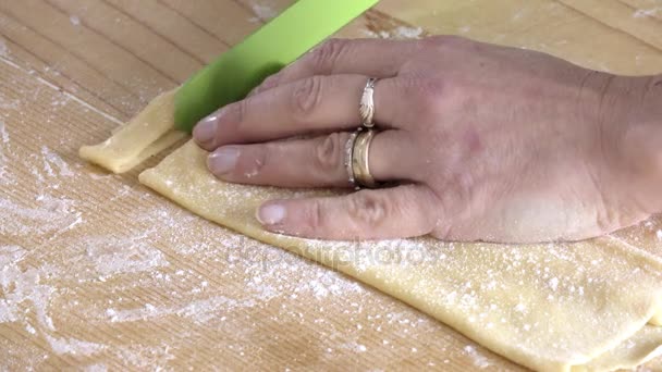 Het snijden van de verse pasta voor de fettuccine — Stockvideo