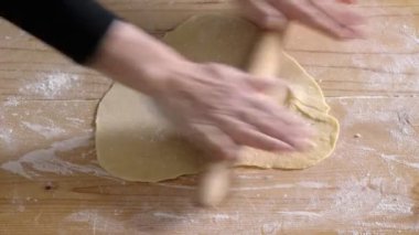 Taze makarna üzerine döner merdane ile kadın el