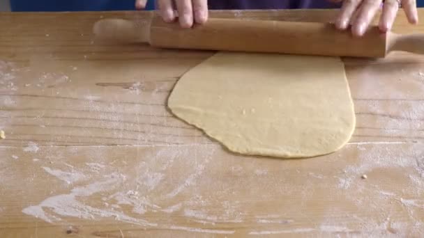 Italiaanse traditie: deegroller op verse pasta — Stockvideo
