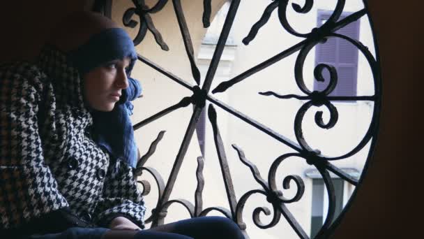 Triste femme souffrant de cancer à la fenêtre salue quelqu'un faiblement — Video