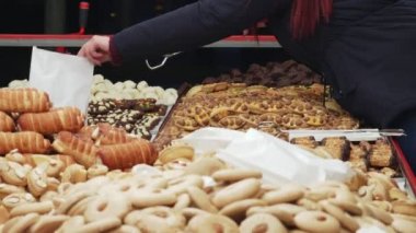 tatlılar zarflarda koyarak tatlı satıcılar eller