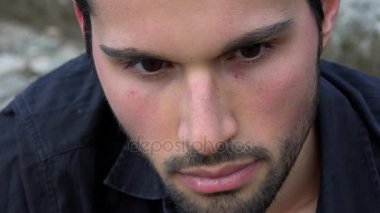 kameraya gülümseyen yakışıklı ve çekici bir adam