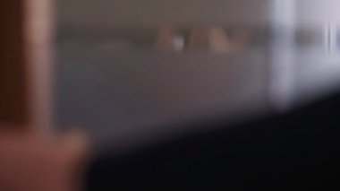 rahat ve güzel bir kadın kahve içmeye Divan