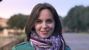 kameraya gülümseyen güzel kadın