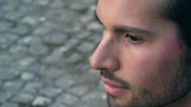 Yakışıklı ve düşünceli bir adam profili