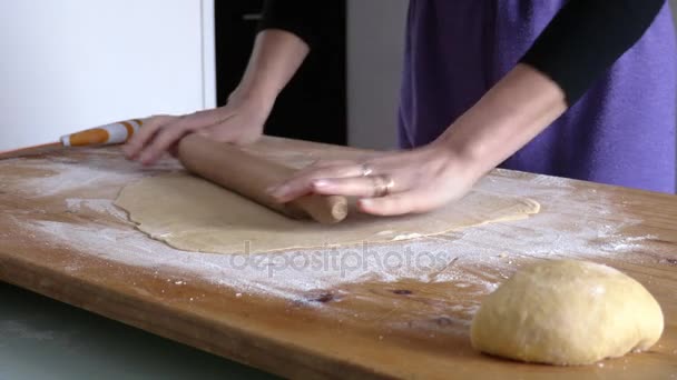 Expert woman hand using rolling pin on fresh dough — Stock Video