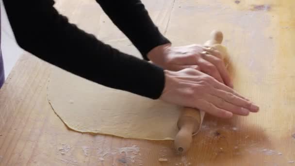 Домохозяйка готовит тесто для пиццы, передавая скалку — стоковое видео