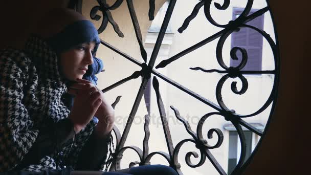 Traurige, nachdenkliche Frau, die an Krebs erkrankt am Fenster sitzt — Stockvideo
