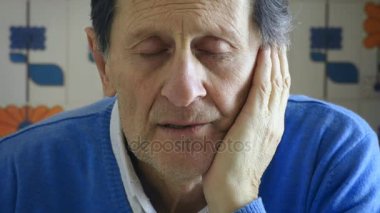 Yalnız ve depresyonda yaşlı adam