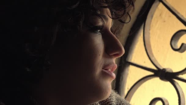 Profil brunetka depresję w oknie płacze — Wideo stockowe