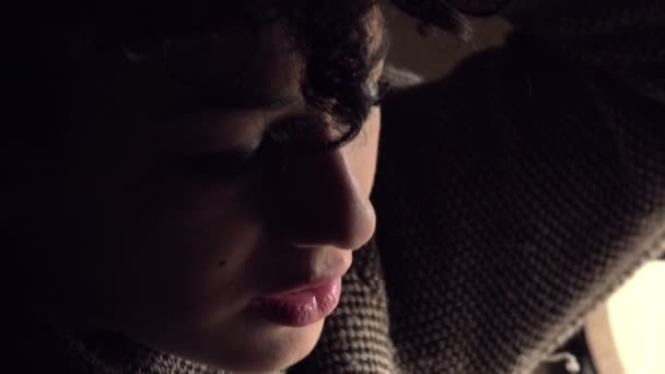 jeune femme et triste à la fenêtre commence à pleurer 