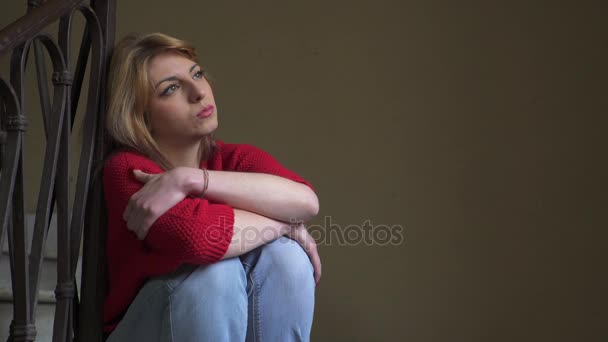 Triste femme assise dans les escaliers est atteint par le petit ami qui la console — Video