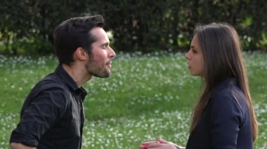 esmer erkek arkadaşı onu parkta yaprakları kim söylüyor