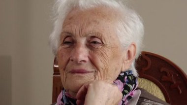 Çok yaşlı kadın kameraya gülümseyen