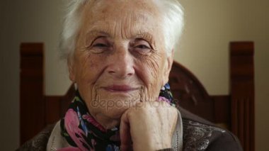 kameraya gülümseyen tatlı yaşlı büyükanne