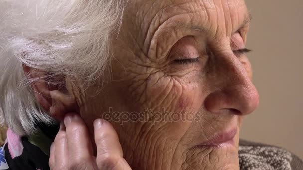 Donna anziana premurosa e depressa — Video Stock