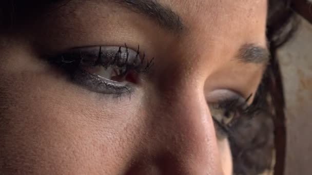 Olhos castanhos belos tristes e pensativos de mulher — Vídeo de Stock