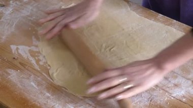 ahşap oklava taze hamur geçen