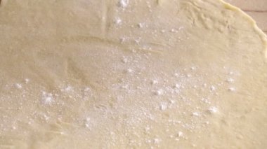 un taze hamur koymak ve bir oklava geçmek