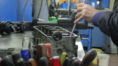 mechanicalin atölye mekanik screwinand adet masasının üzerinde toplanır.