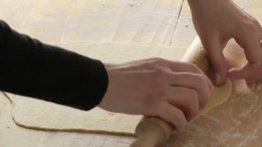 Taze hamur pizza bir oklava ile işleme