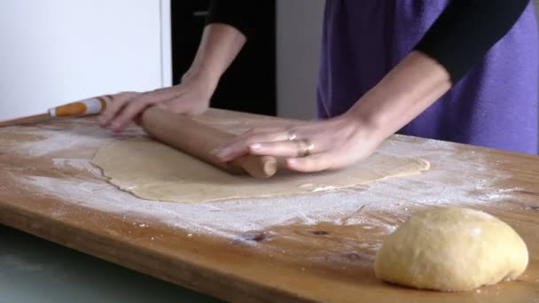 Deskundige vrouw hand met deegroller op verse deeg — Stockvideo