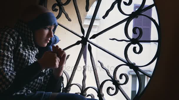 Depressive, verängstigte junge Frau mit Krebs am Fenster — Stockvideo