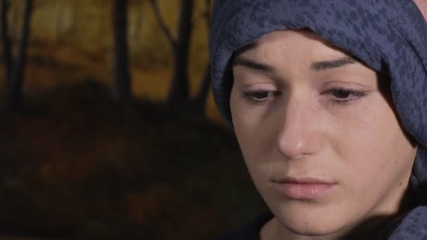 Gedeprimeerd, verdrietig vrouw met kanker, ontslag — Stockvideo