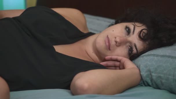 Långsamt uppvaknande av trött och avslappnad kvinna — Stockvideo