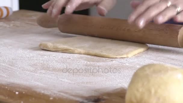 Пропуская деревянную скалку на свежем тесте — стоковое видео