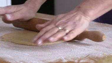 İtalyan kadın elinde bir oklava taze makarna üzerine geçmek.