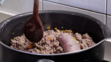 ocakta bir karışımı kıyma ve sosis pişirme